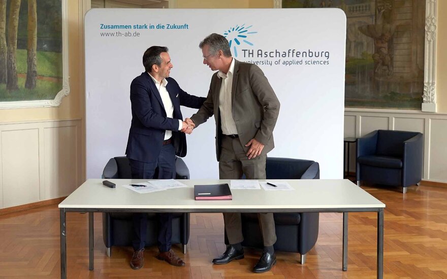 Prof. Dr. Pedro Pinheiro, Präsidentent vom ISCAL, und Prof. Dr. Ivo Schäfer, Vizepräsident für Studium, Lehre und Internationales (TH Aschaffenburg) bei der Unterzeichnung des Kooperationsvertrags