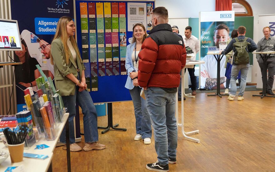 Ein Junge informiert sich am Studieninfotag der TH AB an einem Stand.