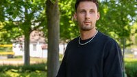 Lukas Boeddinghaus vor einigen Bäumen auf der Campuswiese