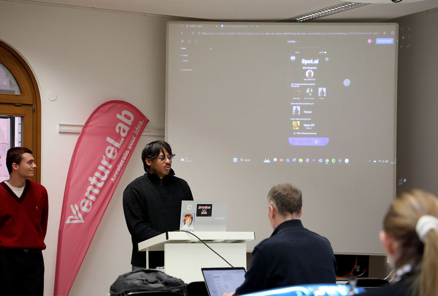 Ein Student hält eine Präsentation