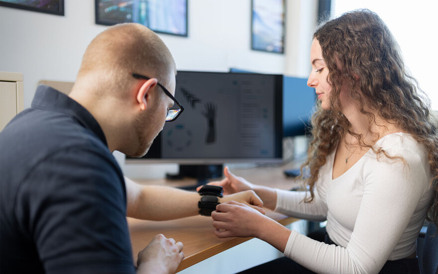 Vibrotaktiler Handgelenkring wird zur Optimierung der Nutzerlenkung untersucht