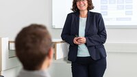Professorin Viktoria Bertels spricht in einem Hörsaal zu den sitzenden Studierenden