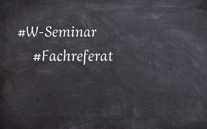 Tafel mit der Aufschrift W-Seminar und Fachreferat