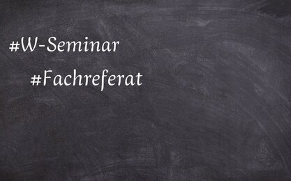 Tafel mit der Aufschrift W-Seminar und Fachreferat