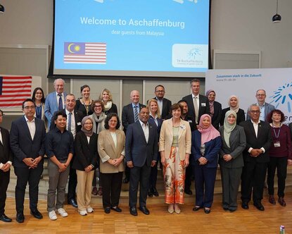 Gruppenfoto in der Aul der TH Ab bei der Delegation Malaysia. 