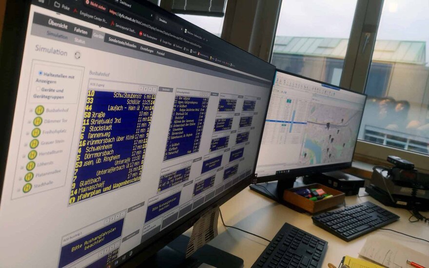 Monitore in der Schaltzentrale der Verkehrsbetriebe