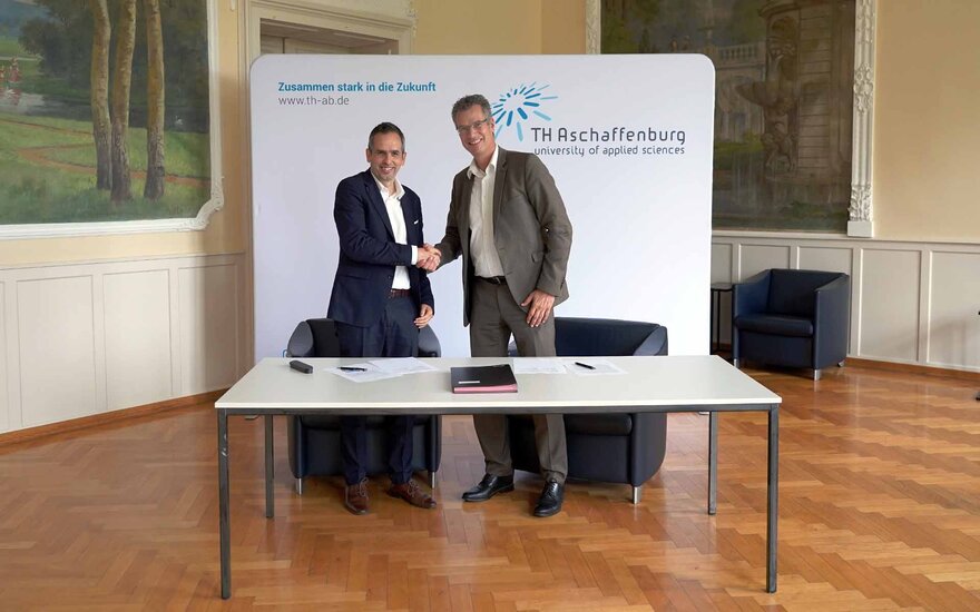 Prof. Dr. Pedro Pinheiro, Präsidentent vom ISCAL, und Prof. Dr. Ivo Schäfer, Vizepräsident für Studium, Lehre und Internationales (TH Aschaffenburg) bei der Unterzeichnung des Kooperationsvertrags