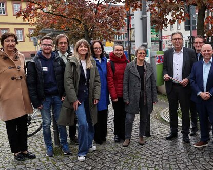 Gruppenbild mit allen am dima-Projekt Beteiligten vor der E-Bike-Ladestation