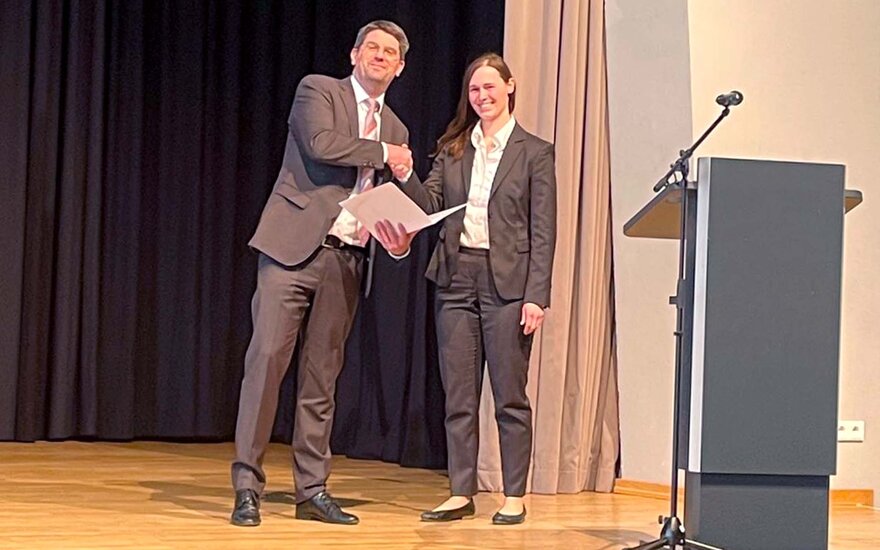 Steuerberaterin und Wirtschaftsprüferin Sabrina Maier beim bestandenem Wirtschaftsprüferexamen