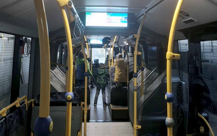 Die Kinder schauen sich einen Bus von innen an