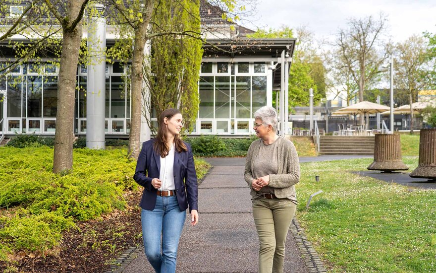 Alumna Sabrina Maier trifft auf dem Campus Professorin Dr. Patricia Feldhoff wieder
