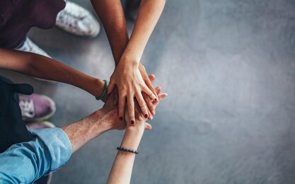 Füng Hände liegen aufeinander Draufsicht