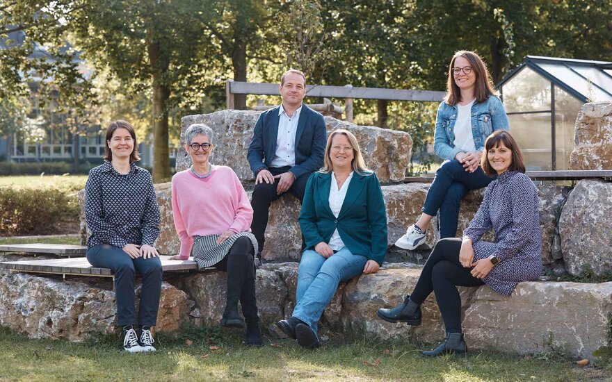 Gruppenfoto des Teams "Gleichstellung-Familie-Vielfalt" am Hochschulgarten