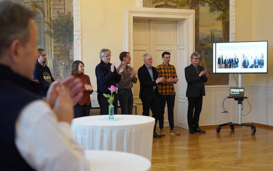 Teilnehmende der Promotionsfeier im Hock-Saal applaudieren