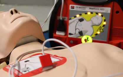 Practi-Man Dummy für Erste Hilfe-Übungen mit mobilem Defibrillator