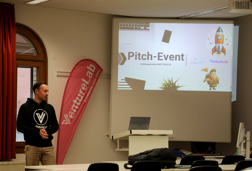 Das Pitch-Event beginnt mit einer Präsentation vom VentureLab