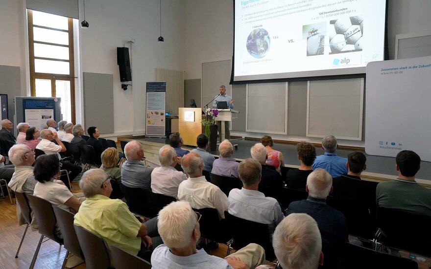 Daniel Franz bei seinem Vortrag „Flexible und großflächige 3D-Mikrobearbeitung mittels Ultrakurzpulslaserroboter“