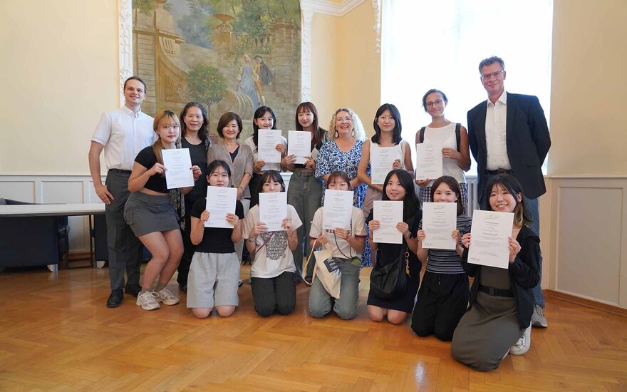Foto der Lerngruppe mit Lehrerin Sybilla Hoffmann, Dr. Ivo Schäfer und Betreuungspersonen