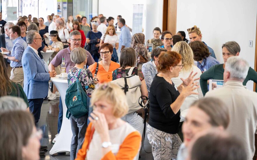 Teilnehmende beim Austausch im Foyer vom Martinshaus