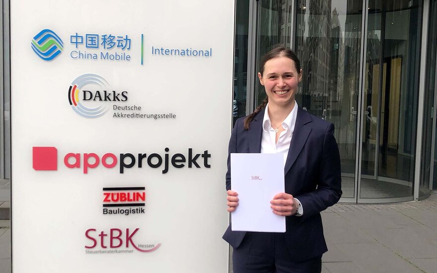 Steuerberaterin Sabrina Maier vor einem Schild der Steuerberaterkammer