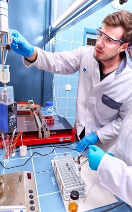 Mitarbeitende während der laserbasierte Herstellung von Lab-on-Chip Bauteilen im ZeWiS.