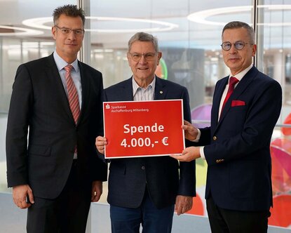 Professor Schäfer, Professor Diwischek und Jürgen Schäfer bei der Spendenübergabe