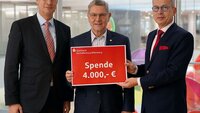 Professor Schäfer, Professor Diwischek und Jürgen Schäfer bei der Spendenübergabe