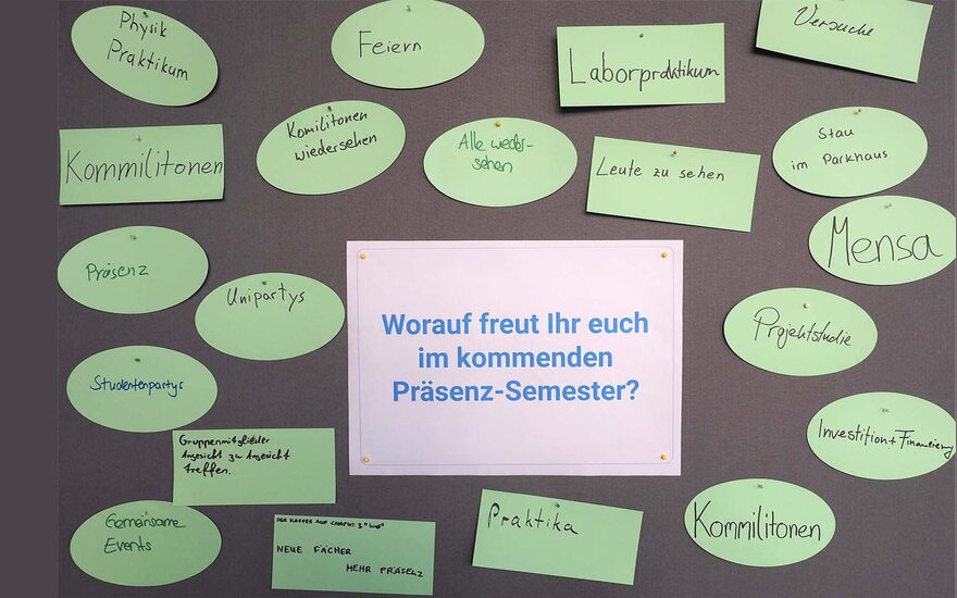 Pinnwand mit Kärtchen, auf denen steht, worauf sich die Studierenden im Sommersemester freuen.