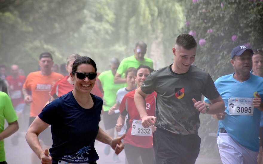 Kanzlerin mit Sonnenbrille inmitten weiterer Laufender im Schöntal-Park