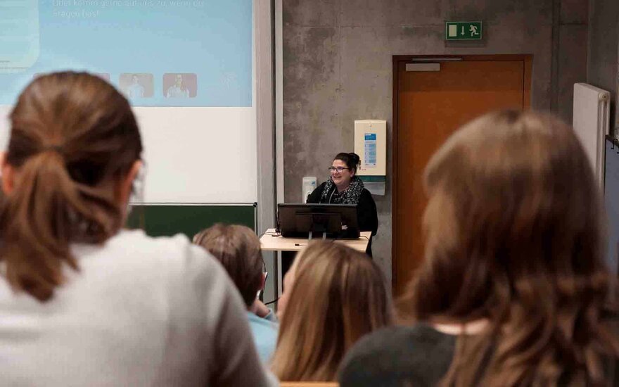 Güllü Konuk spricht im Hörsaal zu den Teilnehmenden des S-Career-Days