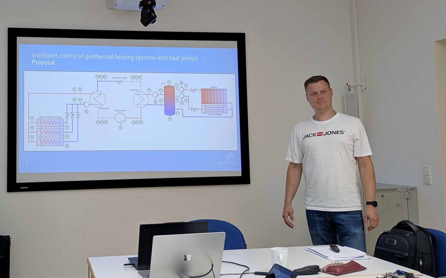 Luca Spielmann stellt sein Forschungsprojekt beim Workshop des NISys-Qualifizierungsprogramms vor