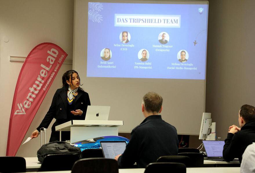 Eine Studentin, verkleidet als Flugbegleiterin, bei der Präsentation ihrer Start-Up Idee