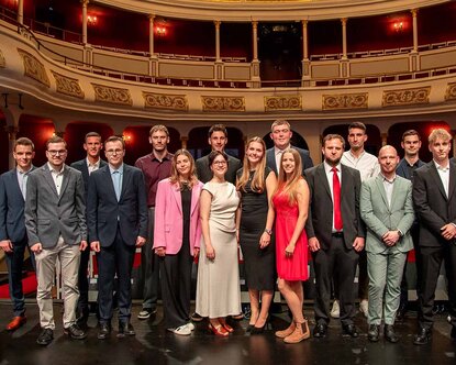 Gruppenfoto 17 der 21 besten Absolventinnen und Absolventen der TH AB im Stadttheater