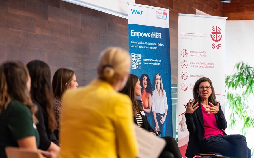 Teilnehmerinnen der Podiumsdiskussion mit Dr. Caroline Dostal im Fokus