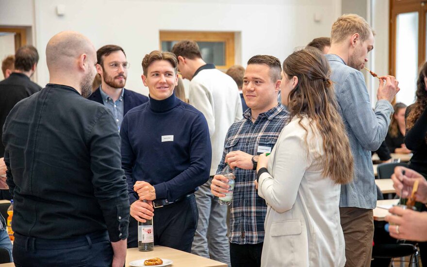 Mehrere personen bei der Vergabe der Deutschlandstipendien im Sommersemester 2024.
