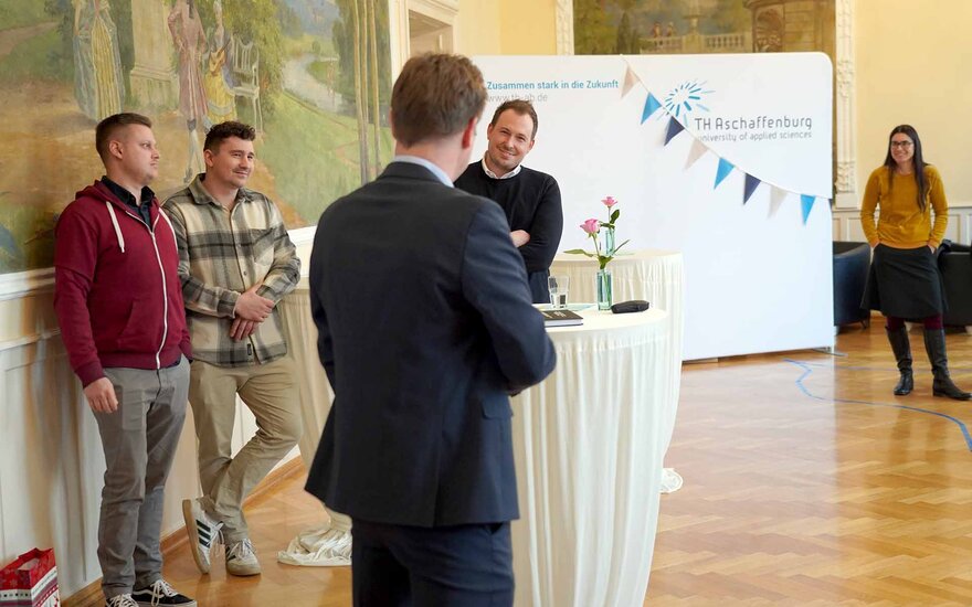 Timm steht gegenüber von Prof. Zindler und beantwortet seine Fragen