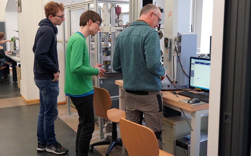 Dre Personen in einem Labor der TH AB.