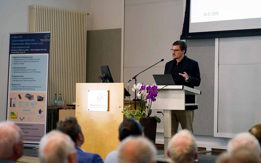 Florian Unger bei seinem Vortrag „Batterietechnologie“