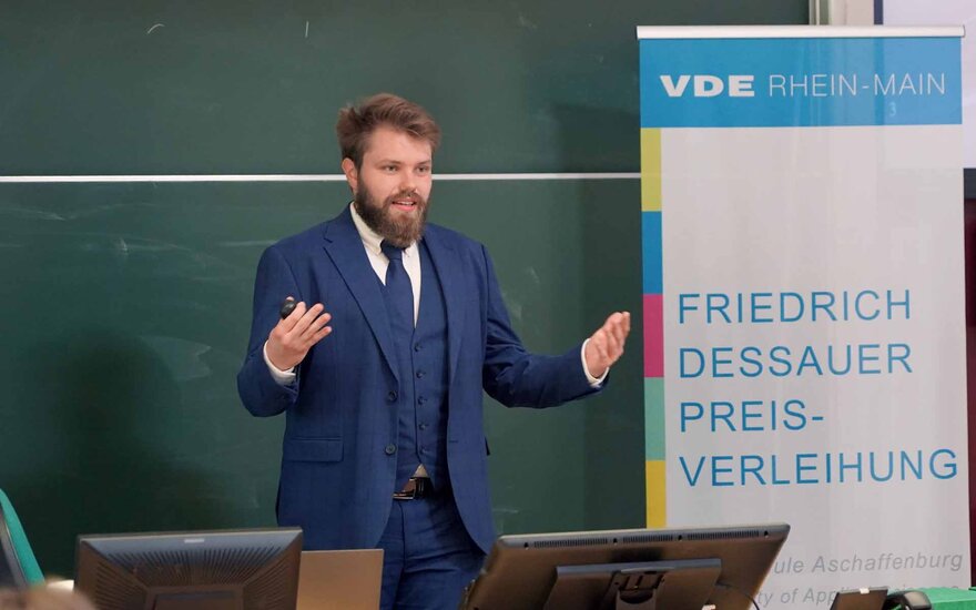 Marcel Neumaier bei der Preisverleihung vom Dessauer Preis 2025