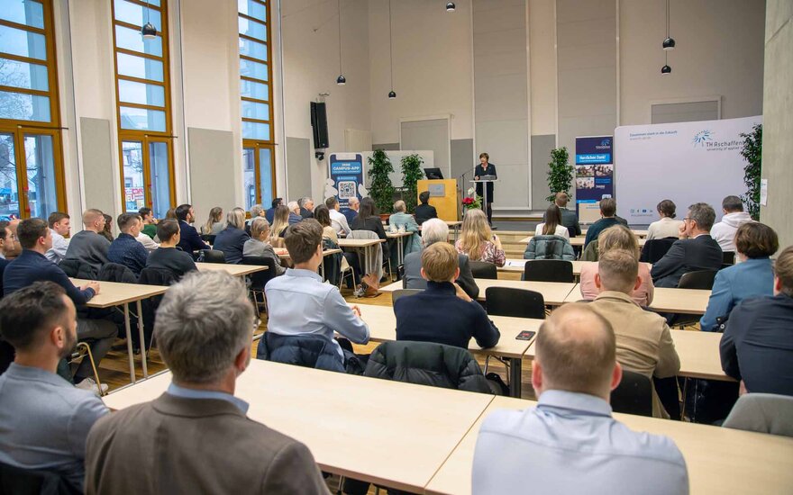 Die Präsidentin bei ihrer Begrüßung zur Stipendienvergabe mit dem Publikum im Vordergrund