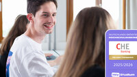 Student sitzt zwischen zwei Studentinnen im Hörsaal, CHE-Siegel auf rechter Bildhälfte