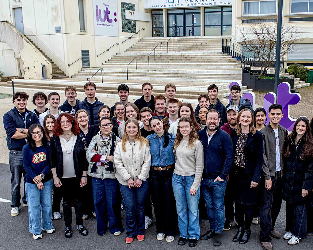 Gruppenfoto mit den Teilnehmenden des BIP vor dem Gebäude der Hochschule in Frankreich
