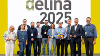 Team des Projekts AdLer bei der Verleihung des delina Award auf der Bühne mit Trophäe