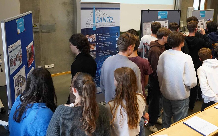 Schülerinnen und Schüler bei der Postersession der SANTO-Abschlussveranstaltung 2025