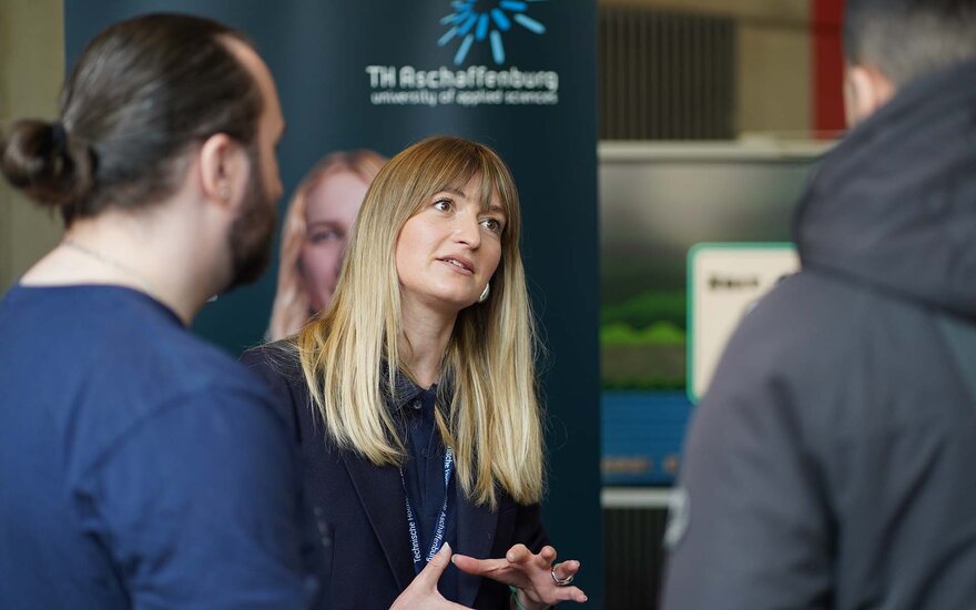 Personen an einem Infostand am Studieninfotag der TH AB.