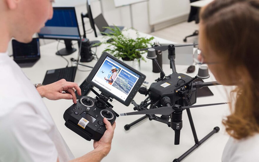 Zwei Mitarbeitende des VentureLab während der Einrichtung des Assistenzsystems einer Drohne.