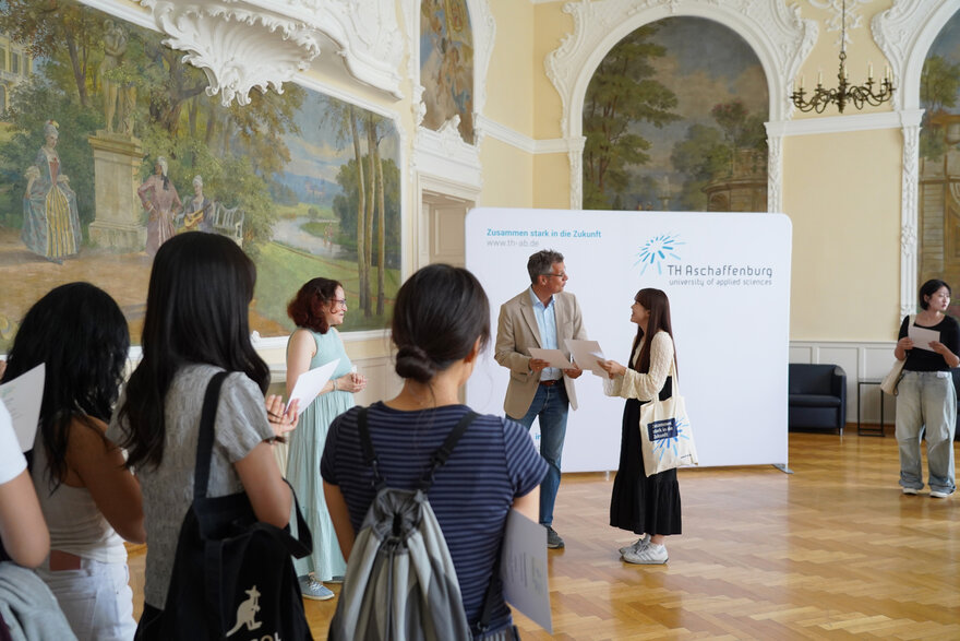 Prof. Dr. Ivo Schäfer überreicht die Zertifikate an die Teilnehmenden des Deutschintensivkurses 2025