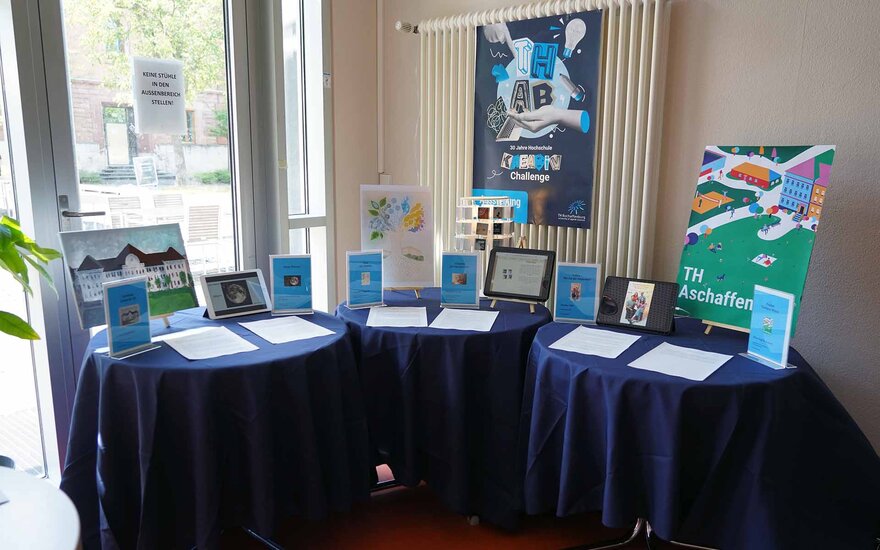 Die kreativen Ergebnisse der Kreativ-Challenge zum 30-jährigen Hochschuljubiläum wurden in der Cafeteria ausgestellt.