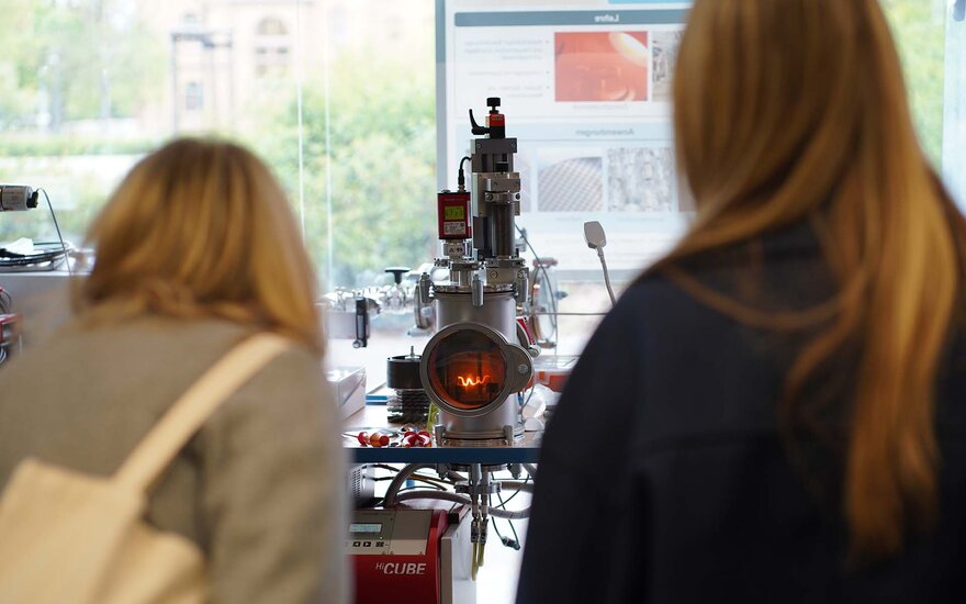Zwei Frauen in einem Labor der TH AB am Studieninfotag.