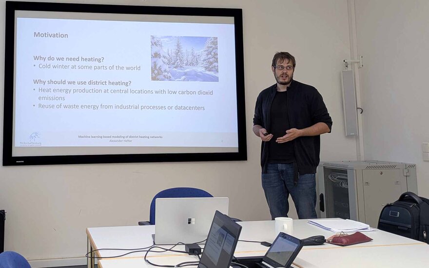 Alexander Hefter stellt sein Forschungsprojekt beim Workshop des NISys-Qualifizierungsprogramms vor